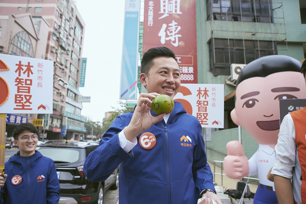 新竹市長候選人林智堅意外引起一股「小智抱橘熱」 圖：林智堅選辦/提供