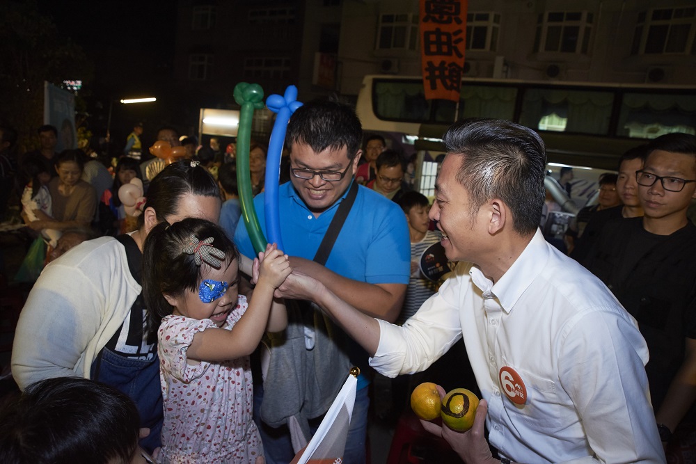 新竹市長候選人林智堅意外引起一股「小智抱橘熱」 圖：林智堅選辦/提供