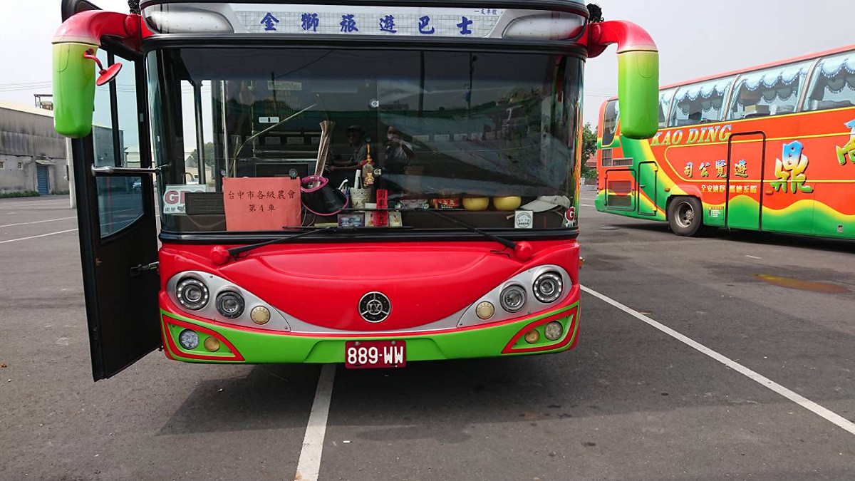 外縣市遊覽車。 圖：民眾提供