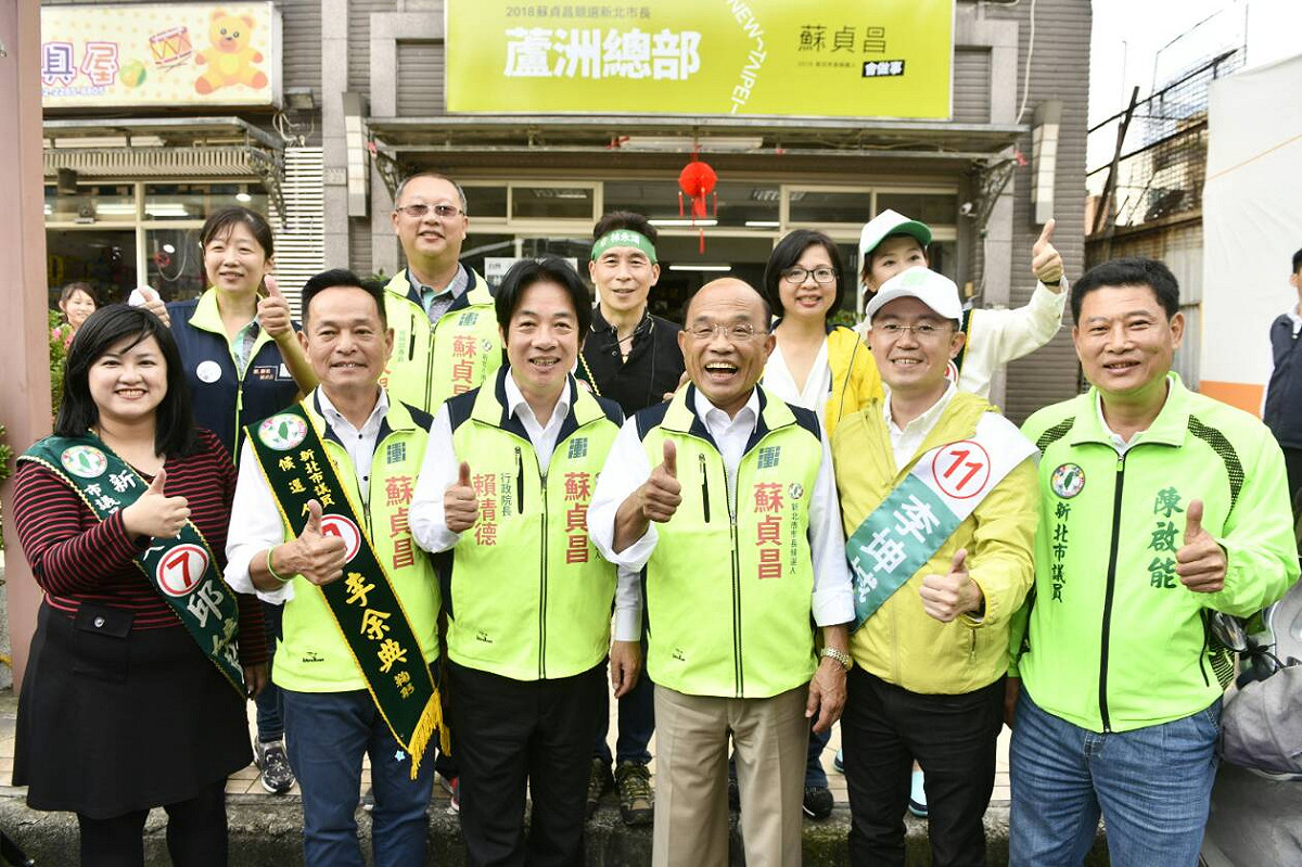 賴清德（圖第一排左三）與蘇貞昌（圖第一排左四）及競選團隊。 圖：蘇貞昌辦公室／提供