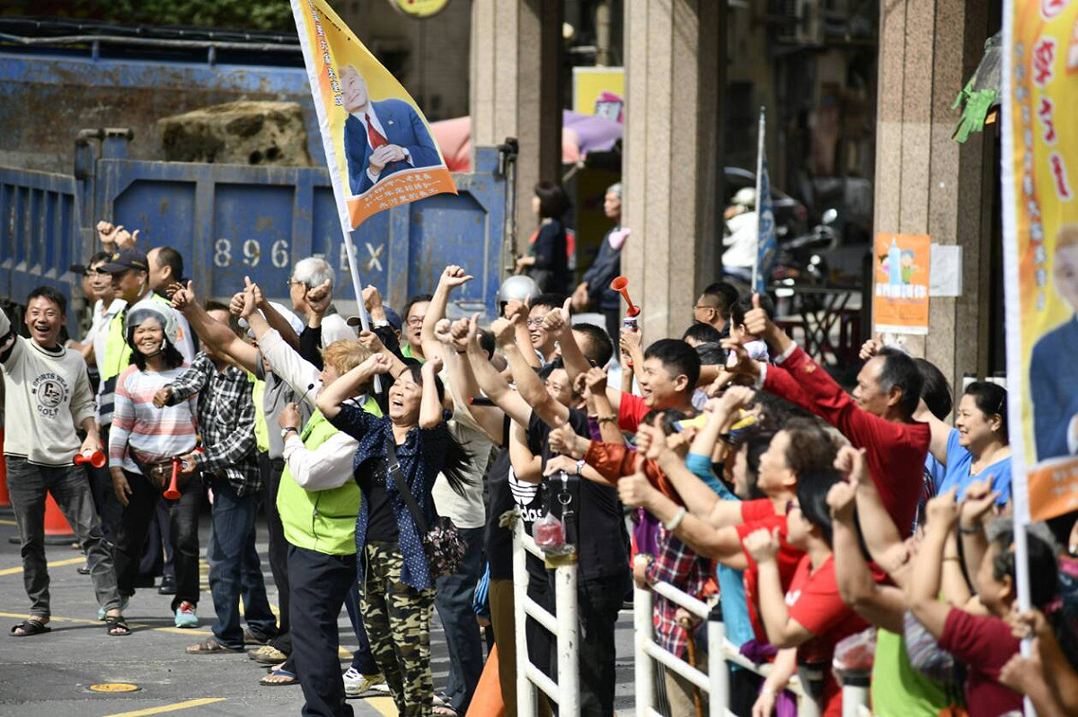 兩人掃街畫面。 圖：蘇貞昌辦公室／提供