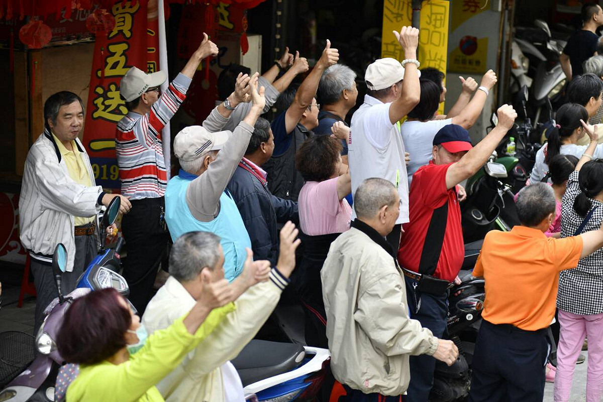 民眾熱情畫面。 圖：蘇貞昌辦公室／提供