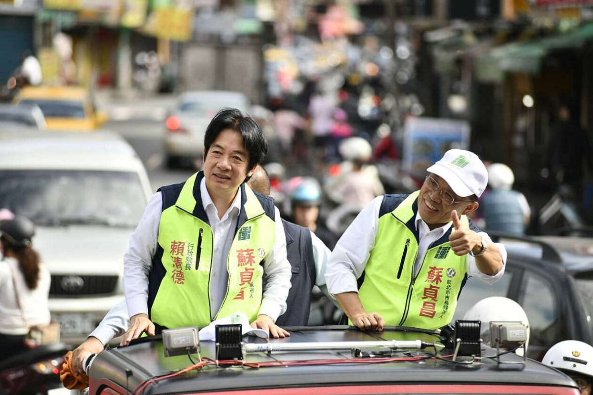 行政院長賴清德（左）與民進黨新北市長候選人蘇貞昌（右）掃街拜票。 圖：新頭殼資料照片