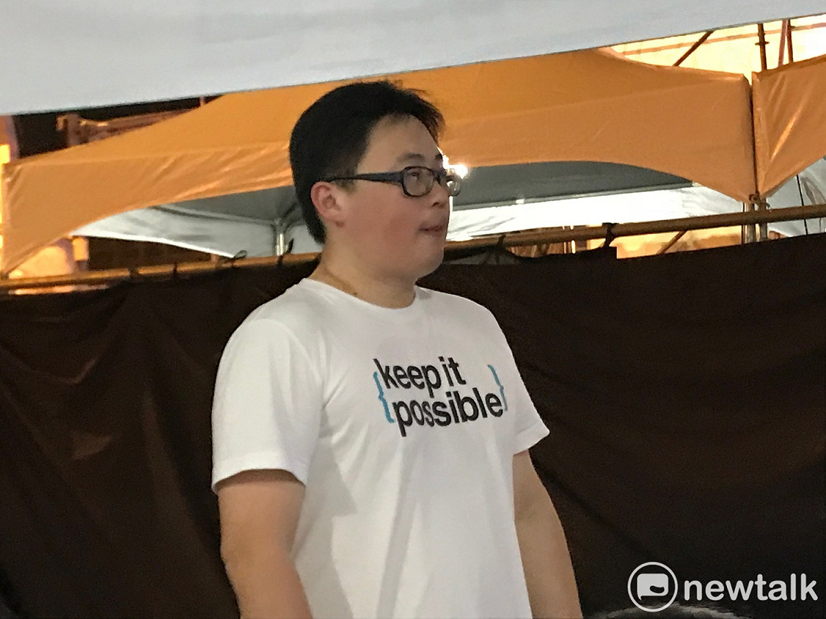 北市府發言人劉奕霆身穿「teamKP」白色T恤現身力挺。 圖：周煊惠 / 攝
