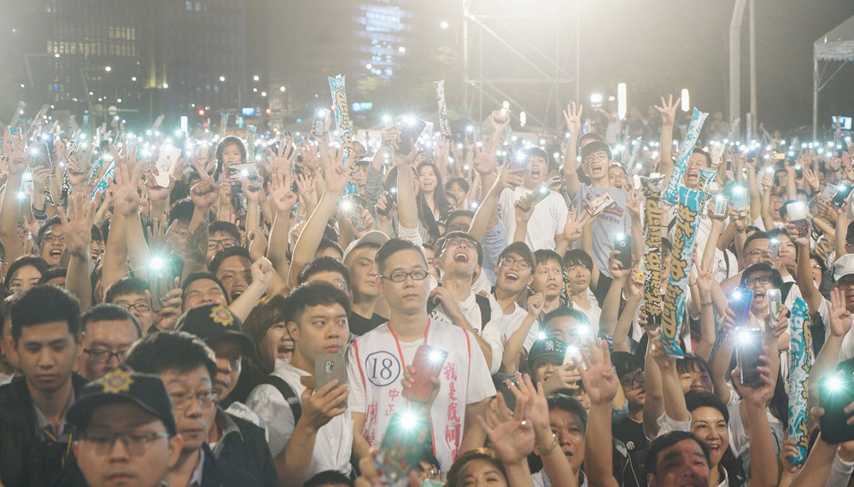 柯P演講講到激動處，熱情的支持者又是嘶吼又是喊叫，對柯P的支持表現的相當激動。 圖：張良一/攝