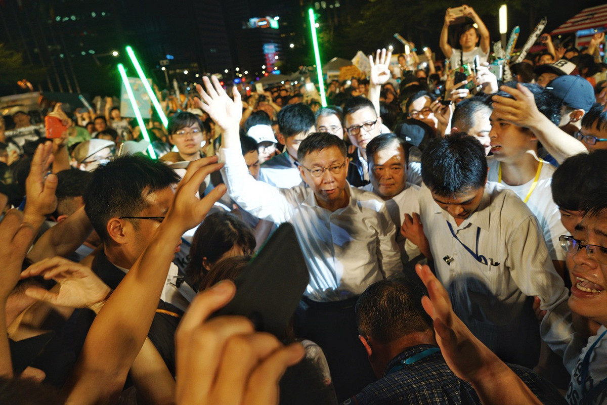 柯P向支持者揮手致意。 圖：張良一/攝