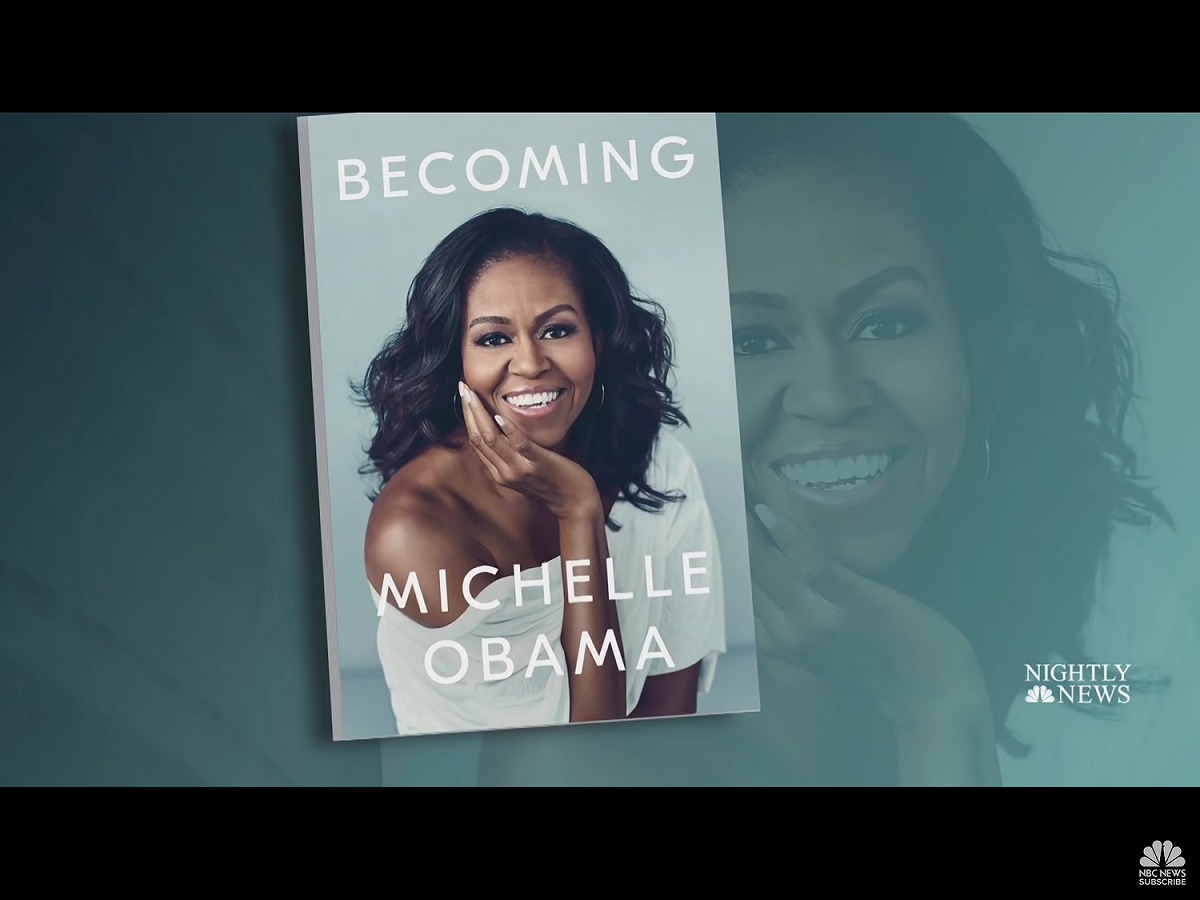 美國前第一夫人蜜雪兒．歐巴馬（Michelle Obama）發表自傳”Becoming”，自傳中強烈的抨擊川普總統一再的揶揄她的先生歐巴馬總統的出生地，說歐巴馬不是美國出生的，川普這種帶有種族歧視又不尊重別人的言論，引起了蜜雪兒的不滿，也顯現了歐巴馬一家人對於川普的無的放矢的不滿。 圖：翻攝自Youtube