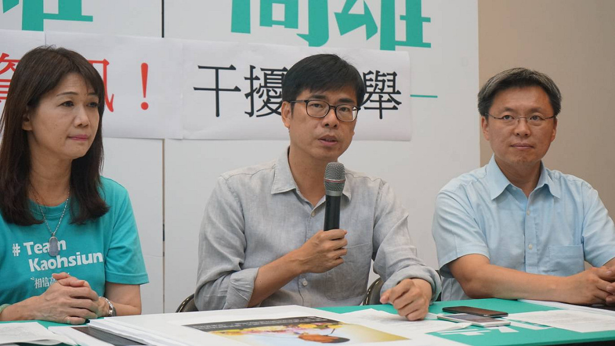 陳其邁昨天深夜緊急召開記者會，譴責戴耳機的假資訊，於下午1點5分就已先預告。