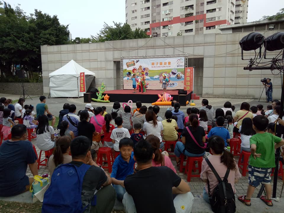 高雄市前鎮小港市議員候選人許乃文為彌補親情，昨(10)日邀來蘋果劇團演出經典親子劇《龍宮奇緣》。