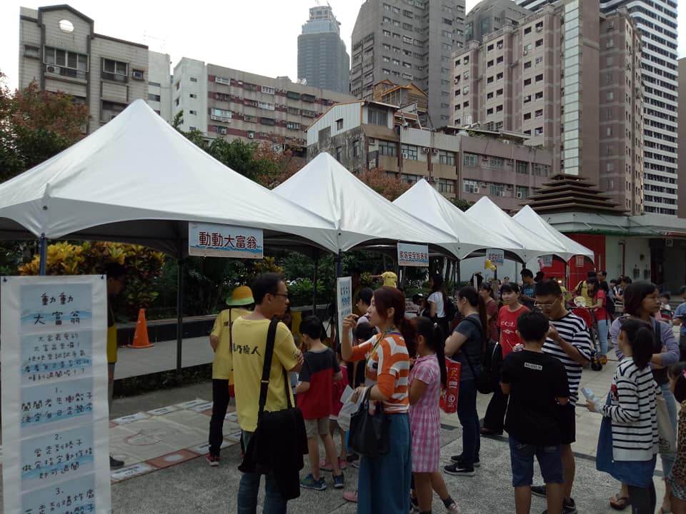 高雄市前鎮小港市議員候選人許乃文為彌補親情，昨(10)日邀來蘋果劇團演出經典親子劇《龍宮奇緣》。