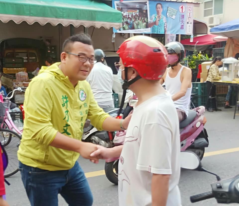 高雄市前鎮小港市議員候選人許乃文為彌補親情，昨(10)日邀來蘋果劇團演出經典親子劇《龍宮奇緣》。