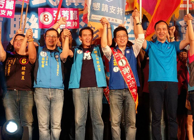 選舉進入倒數階段，國民黨基隆市長參選人謝立功（右2）10日晚間舉辦造勢晚會，前總統馬英九（中）、新北市長朱立倫（右）等人到場力挺，眾人攜手高喊「謝立功，當選」，場面熱烈。 圖/中央社