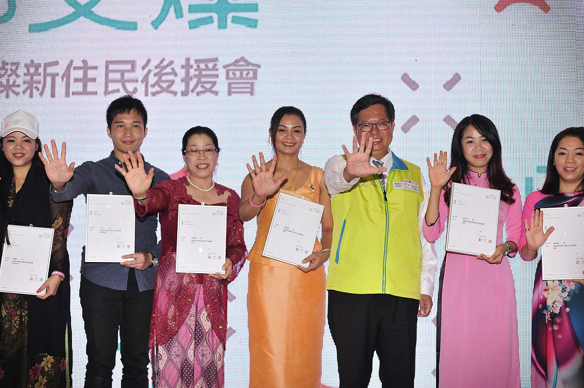 活潑熱情的新住民們，紛紛比出鄭文燦的招牌競選動作-投5號5告讚。 圖：桃園市政府社會局提供