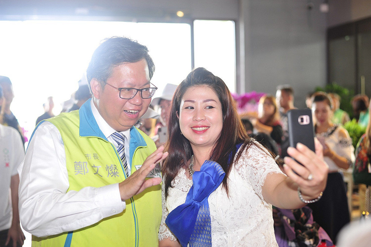 新住民們力挺鄭文燦連任，還主動要求和桃園市長鄭文燦自拍合照。 圖：桃園市政府社會局提供