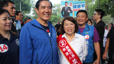 前總統馬英九（前左2）11日陪同國民黨嘉義市長參選人黃敏惠（前左3）到嘉義公園拜票。 圖/中央社