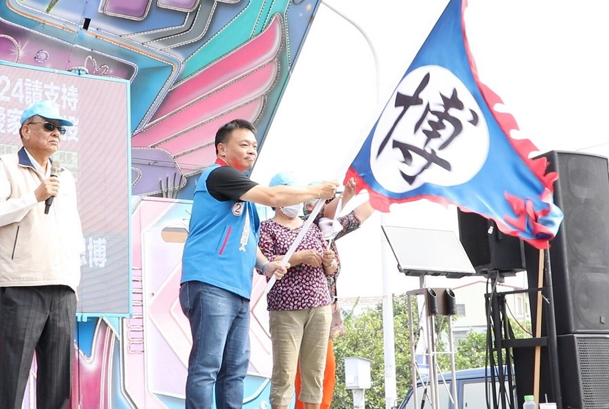 麻豆第五市場自救會舉辦高思博市長後援會成立大會，由市五受災戶阿美姊授旗及致贈西瓜給國民黨台南市長候選人高思博。 圖：黃博郎攝