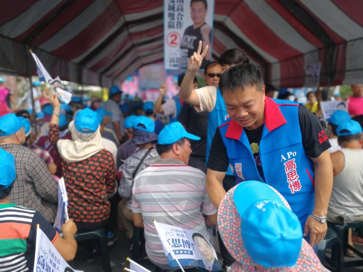 麻豆第五市場自救會舉辦高思博市長後援會成立大會，由市五受災戶阿美姊授旗及致贈西瓜給國民黨台南市長候選人高思博。 圖：黃博郎攝