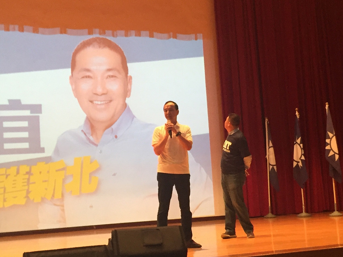新北市長朱立倫上午出席新北市黨慶大會，一進入會場朱立倫先用力和在場的黨員揮手致意，黨員也高舉KMT毛巾，展現活潑朝氣，朱立倫致詞時，先細數新北市在他領航的近8年來，城市競爭力成長幅度居上台北市。 圖：趙婉淳／攝