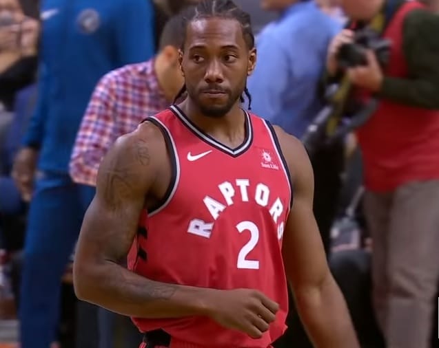 暴龍今(11)日主場迎戰尼克，儘管當家球星Kawhi Leonard失常只拿到12分，最終仍靠著團隊作戰，以128:112獲勝。 圖：翻攝自Youtube
