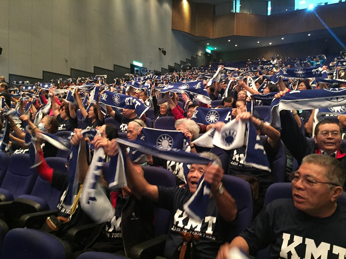吳敦義今天也披上印有國民黨毛巾進場，現場黨員也高舉毛巾熱烈歡迎。 圖：趙婉淳／攝