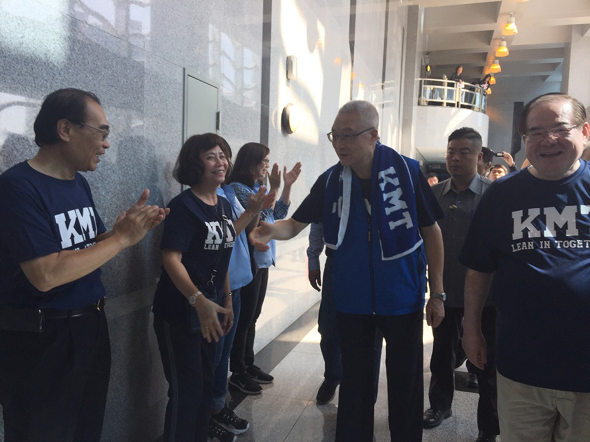 國民黨主席吳敦義上午一進入會場前與支持者握手致意。 圖：趙婉淳／攝