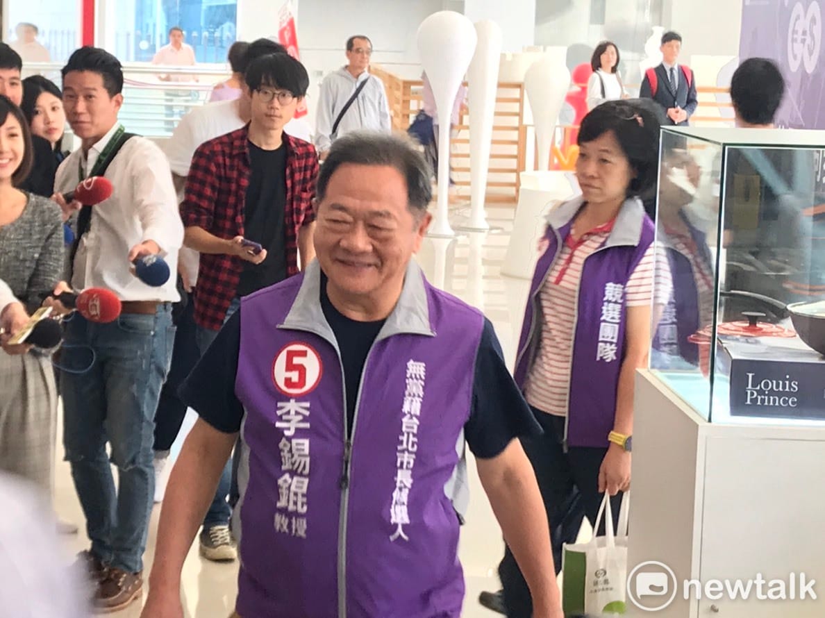台北市長公辦政見發表會今（１１）日下午舉行，無黨籍候選人李錫錕以為柯、姚兩人不出席，開場即砲轟。 圖：周煊惠 / 攝