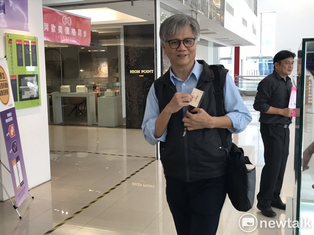 台北市長公辦政見發表會今(11)日登場，昨天在電視辯論會中以推廣「蜂蜜檸檬」引發喧然大波的無黨籍候選人吳萼洋，今日又再度於發表會重申蜂蜜檸檬政策。 圖：周煊惠 / 攝