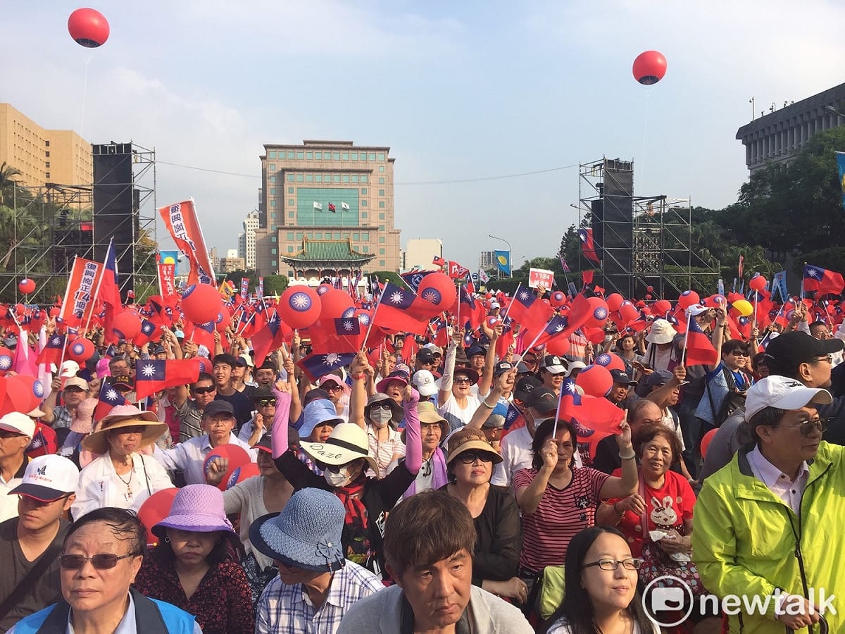 丁守中的「台北②勝利 台灣奮起」、「繁榮為台北 守中挺百業」造勢活動今天亮麗登場，主辦單位宣稱現場湧入3萬人。 圖：趙婉淳 /攝