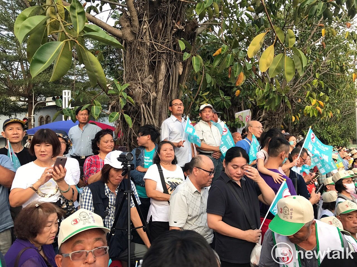 民進黨高雄市長候選人陳其邁11日旗美大團結」，坐位很早就坐滿，民眾只好站在四周 圖 : 張淑慧/攝