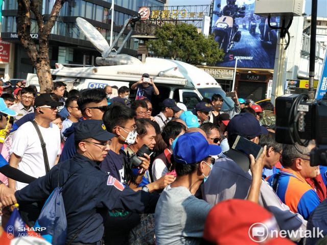 韓國瑜被藍營支持者包圍。 圖 : 金名/攝
