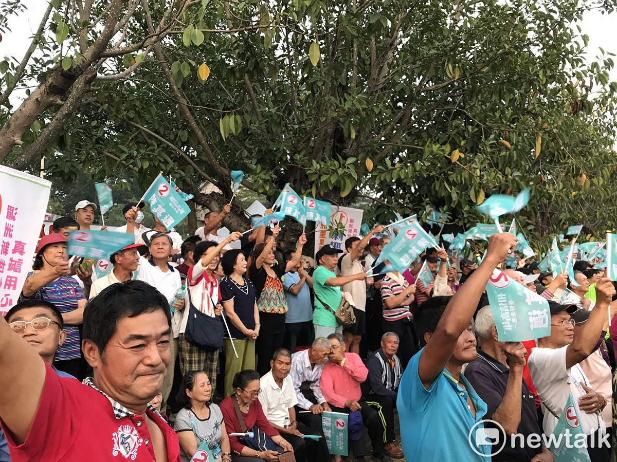 民進黨高雄市長候選人陳其邁11日旗美大團結」，坐位很早就坐滿，民眾只好站在四周 圖 : 張淑慧/攝