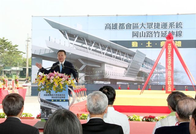 高雄代理市長許立明強調，延伸線是時任市長、現任總統府秘書長陳菊所爭取的，由總統蔡英文拍板定案。  圖：高雄市政府/提供