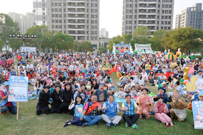 國民黨新竹縣長參選人楊文科（前左3）11日邀請偶偶偶劇團，在水圳公園演出「好鼻師」，以寓教於樂方式向孩子們傳達是非善惡與道德正義，省思、學習先人的生活態度與價值觀，受不少爸媽肯定與喜愛。 圖：中央社