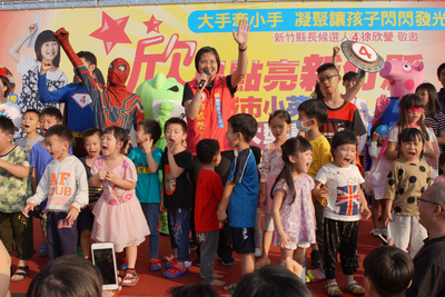 民國黨新竹縣長參選人徐欣瑩（後中）11日在頭前溪畔草地舉辦「欣星點亮新竹縣」城市小英雄嘉年華活動， 同時也在臉書公布教育政見影片，盼為新竹縣的孩子打造更優的教育環境。  圖：中央社（徐欣瑩競選總部/提供）