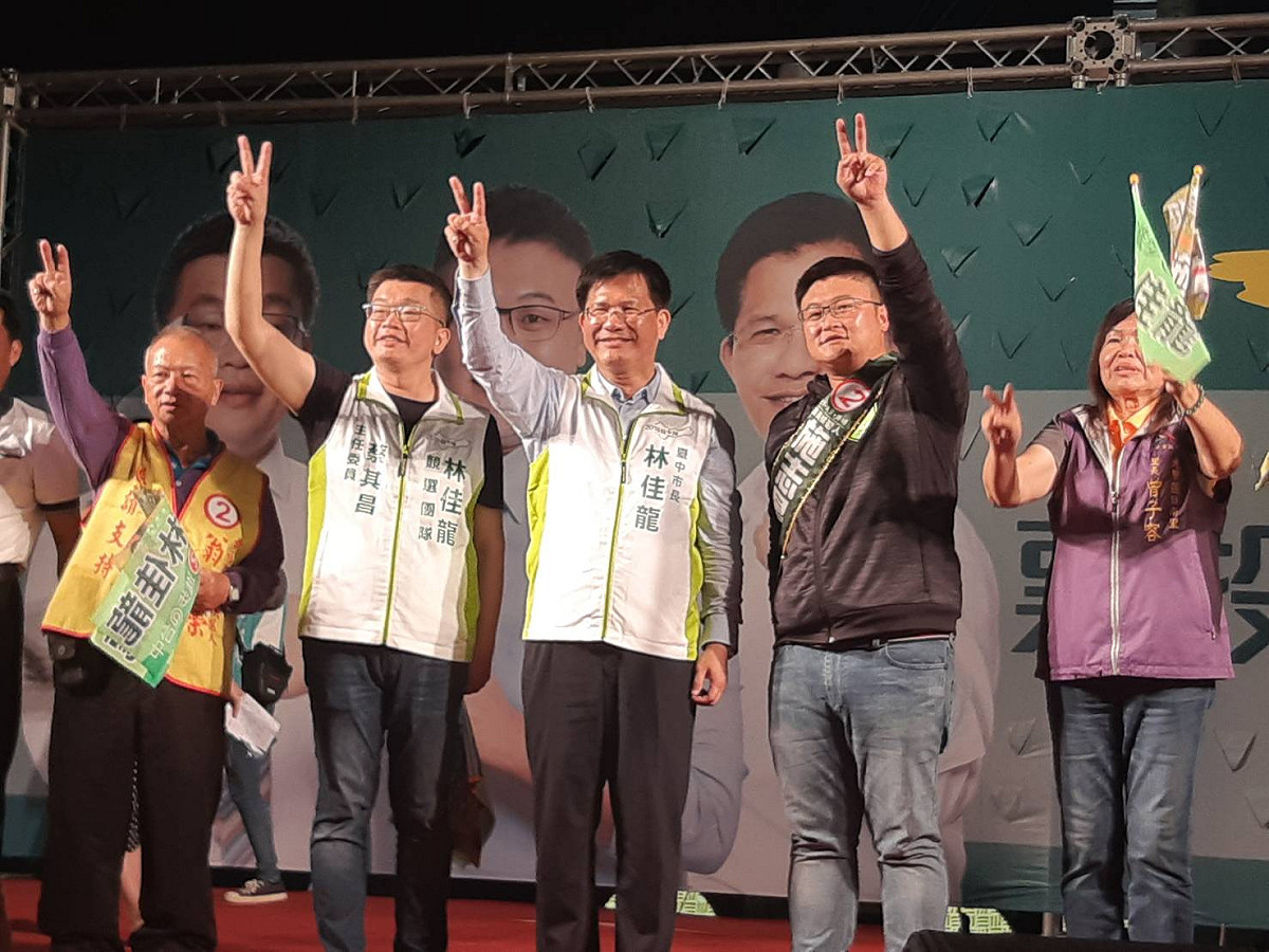 施志昌（右二）與林佳龍同為2號，林佳龍也喊出「兩席全上」。 圖：施志昌競選總部/提供