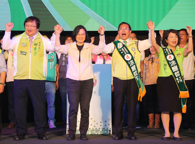 民進黨主席蔡英文（前左2）11日晚間到嘉義市出席造勢活動，為尋求連任的嘉義市長涂醒哲（前右2）站台造勢，並拜託大家用選票告訴全世界，台灣人民堅持自由民主、堅持主權，全力支持民進黨。 圖：中央社