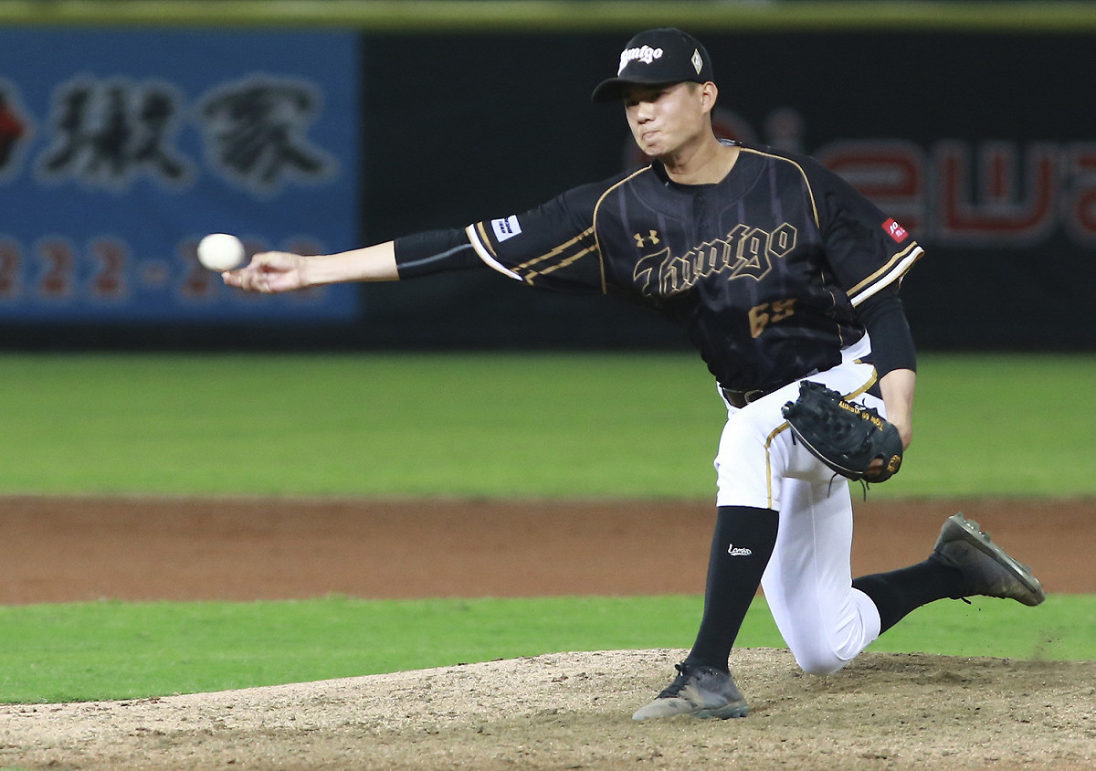 Lamigo桃猿隊投手「老虎」黃子鵬11日在「桃園最強」交流賽對戰羅德隊。