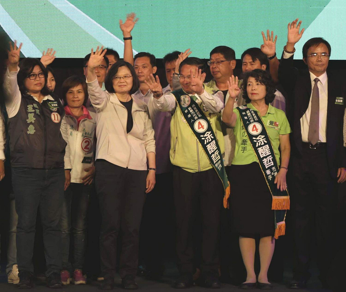 蔡英文總統11日到嘉義市為涂醒哲站台，高舉4號。 圖：涂醒哲競選團隊/提供