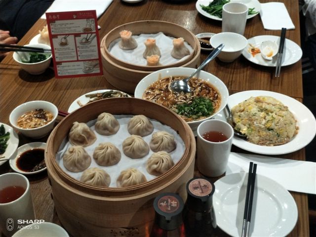 主辦單位圈選的菜單包括小籠包、菜肉、蝦肉、鮮魚蒸餃、紅油抄手、燒賣、肉絲蛋炒飯、酸辣湯、豆沙小包及小黃瓜等小菜10多樣。 圖：金名/攝