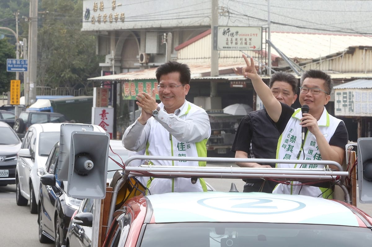 林佳龍與蔡其昌同車在海線掃街拜票。 林佳龍競選總部/提供