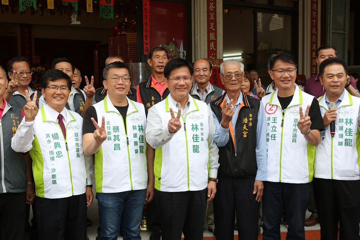林佳龍從梧棲浩天宮出發掃街拜票。 林佳龍競選總部/提供