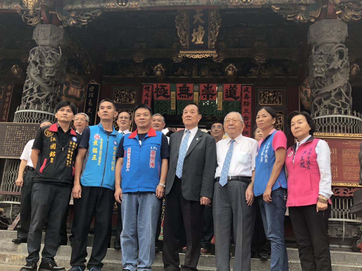 國民黨台南市長候選人高思博與國民黨籍巿議員候選人赴台灣首廟天壇參拜，祈求順利當選，為台南拼經濟、讓市民發大財。 圖：黃博郎／攝