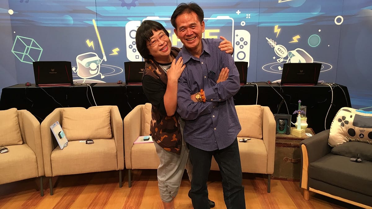 網紅「那對爸媽」被兒子Wackyboys反骨男孩核心人物酷炫拉著加入網紅行列受到大批網友關注 圖：17Media/提供