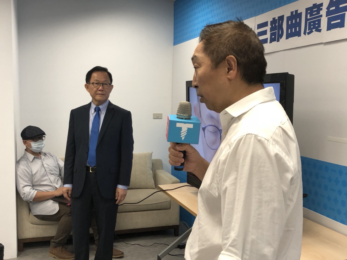 丁守中競選團隊文宣組召集人唐湘龍上午記者會上調侃丁守中，「要一個人承認自己無趣是非常困難的事情」，丁守中則笑回，「我是很無趣」，並強調他不會搞怪搞笑，但是他能把事情搞定搞好、扎實做事。 圖：丁守中辦公室提供
