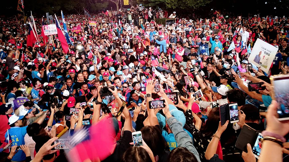 韓國瑜與陳學聖進場時，受到民眾熱情夾道歡迎，短短１００公尺的路走了２０分鐘。 圖：陳學聖競選辦公室／提供