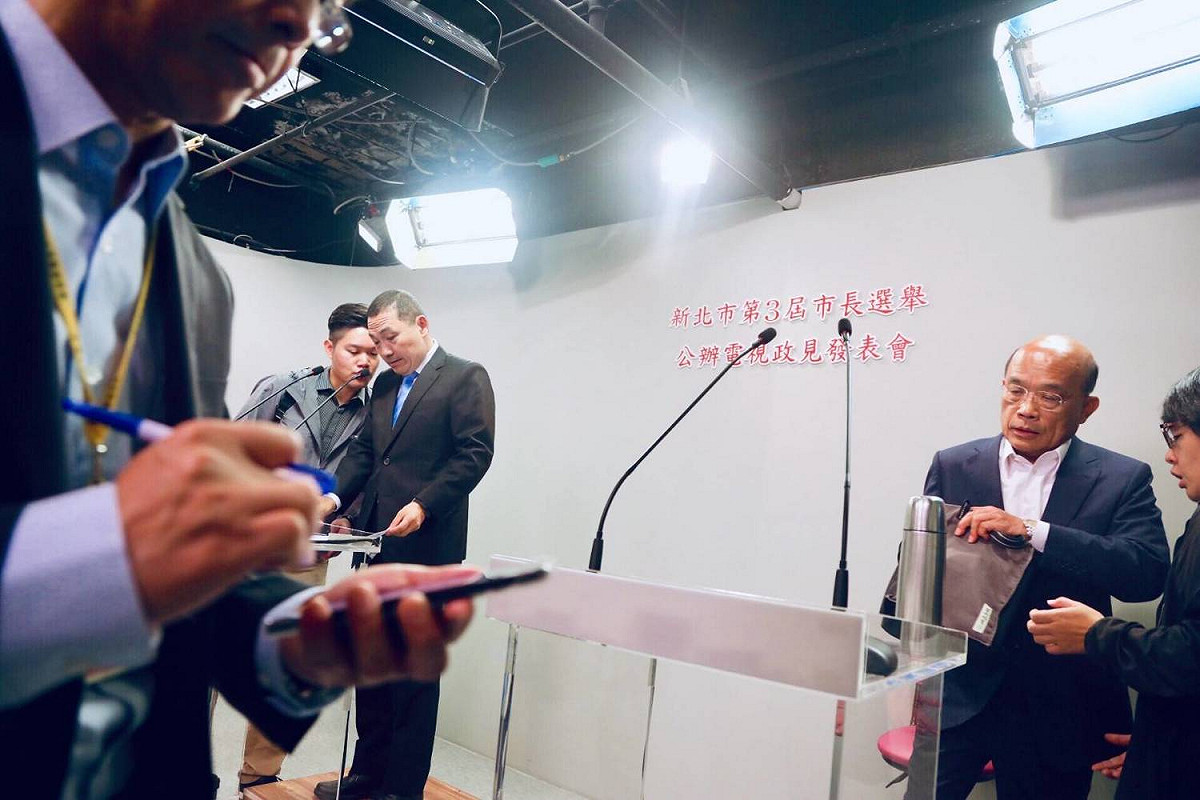 新北市選委會今早舉辦市長公辦政見會，蘇貞昌、侯友宜由幕僚陪同到場參加。 圖：侯友宜競選辦公室/提供