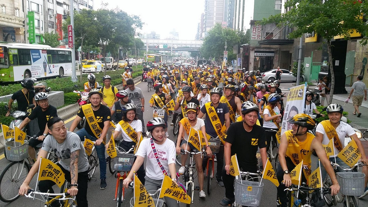 41位縣市議員候選人日前與時力立委一同從台北市議會舊址前往台北市議會。 圖:陳佩君/攝