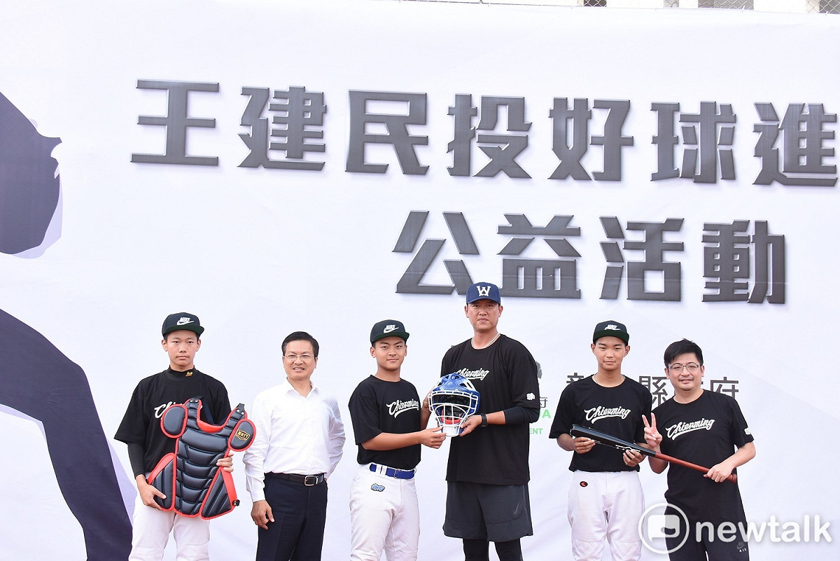王建民到彰化縣八卦山，參加「投好球，進彰化」活動，捐贈棒球用具給彰化縣棒球選手。 圖：唐復年/攝