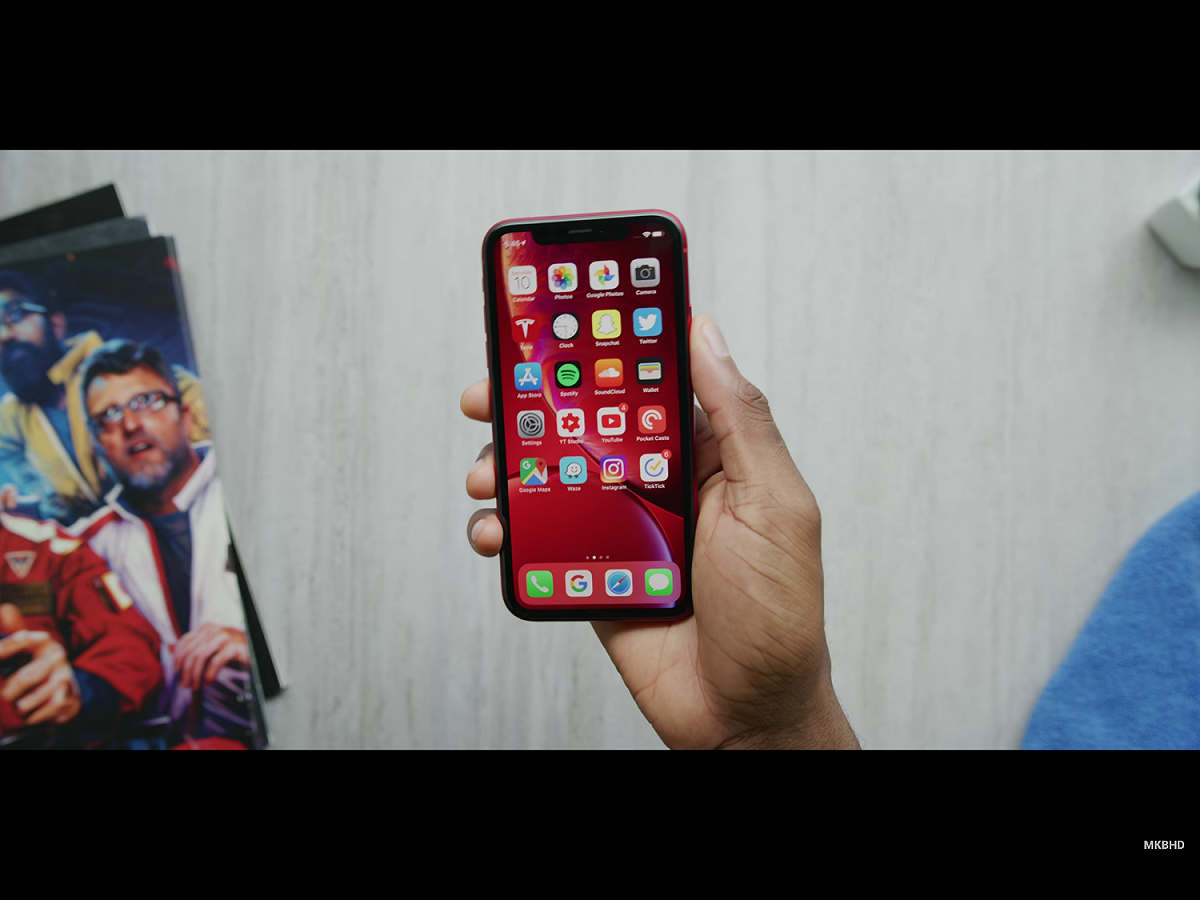 根據美國財經資訊平台彭博（Bloomberg）的報導，因iPhone壞消息不斷，鴻海本周公布財報後股價恐依舊承壓。今日鴻海股價表現偏弱，開盤報每股74.4元，早盤跌2.36%。 圖：翻攝自Youtube