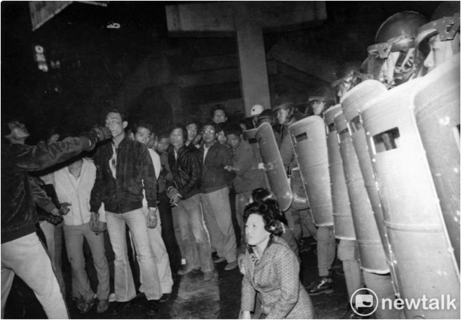 1979年12月10日，美麗島事件當中，一位婦人林玉祝跪地需要雙方不要衝突。 圖 :翻攝 1979年12月15日《中國時報》